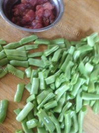 色香味俱全的干煸豆角做法图解2)