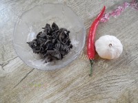 简单酸辣秋木耳做法图解1)