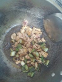 诱人的豆角炒肉做法图解3)