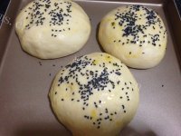 美味的肉饼鸡蛋生菜汉堡做法图解5)