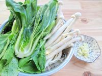 家常蒜蓉油菜海鲜菇做法图解1)