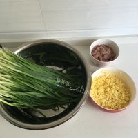 韭菜鸡蛋虾仁馅饼做法图解3)