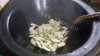 家常菜毛豆炒茭白做法图解3)
