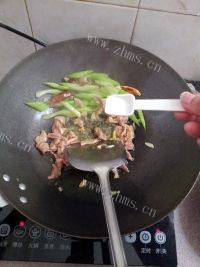 清爽的西芹炒肉做法图解5)
