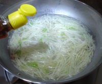 美味的萝卜粉丝汤做法图解12)