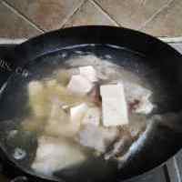 鲜嫩可口鱼头豆腐汤的做法图解四