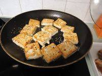 煎三文鱼骨板豆腐的做法图解八