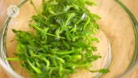 自制荠菜炒年糕做法图解2)