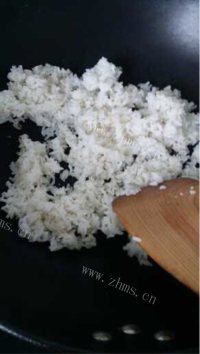 喷香的菠萝炒饭做法图解9)