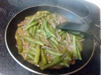 豆角炒牛肉做法图解14)