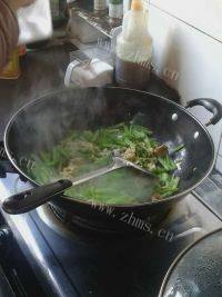 家常菜芹菜炒蛋做法图解6)