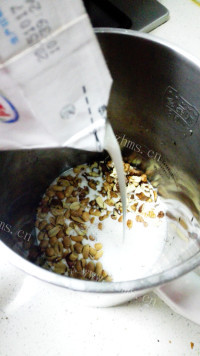 美味的花生核桃露做法图解3)
