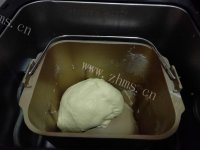 自制香肠面包卷做法图解3)