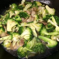 香喷喷的西兰花炒肉做法图解6)