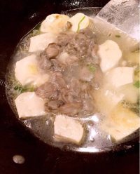 鲜美可口的海蛎子豆腐汤做法图解5)