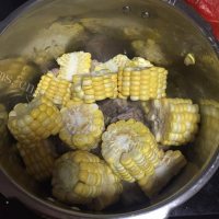 回味无穷的玉米骨头汤做法图解3)