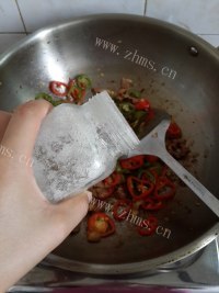 美味的双椒炒肉碎做法图解7)