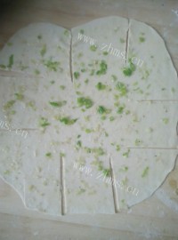 自制葱油饼做法图解4)
