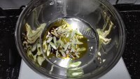 家常菜五花肉炒荷兰豆做法图解4)