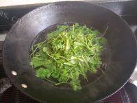家常菜芹菜拌木耳做法图解5)