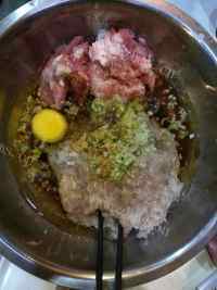 美味的三鲜馅馄饨做法图解5)