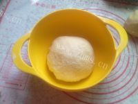 美味中式紫薯蛋黄酥做法图解7)