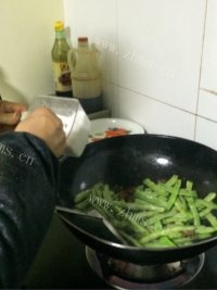 家常菜炒四季豆做法图解2)
