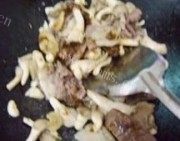 沙茶酱爆姬菇牛肉片做法图解2)