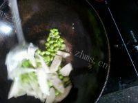 家常菜茭白炒毛豆做法图解3)