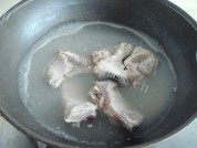 美味的五指毛桃煲猪骨做法图解3)