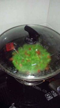 诱人的四季豆炒肉做法图解6)
