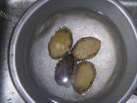 家常菜鲍鱼炖排骨做法图解2)