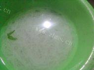 香口的菠菜拌粉丝做法图解2)