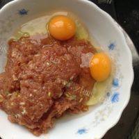 自制芹菜肉水饺做法图解5)