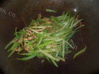 家常菜芹菜肉丝做法图解7)