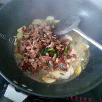 家常菜冬笋炒牛肉做法图解9)