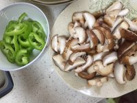 家常菜青椒炒香菇做法图解1)