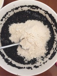 自制黑芝麻饼干做法图解4)