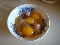 美味的虾仁炒鸡蛋做法图解4)