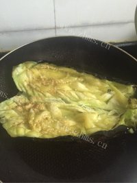 色泽鲜亮的煎茄子做法图解2)