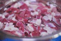铁锅老黄瓜牛肉汤做法图解3)