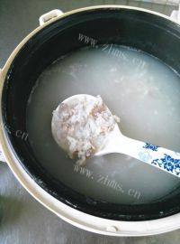 美味的皮蛋瘦肉粥做法图解4)