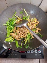 家常芹菜炒猪肉做法图解7)