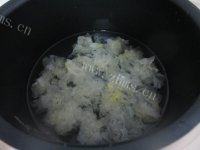 美味的银耳莲子红枣羹做法图解4)