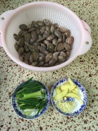 美味的姜葱炒花甲做法图解1)