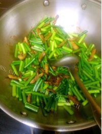 家常菜肉炒蒜苔做法图解4)