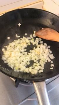 食欲满满的茄汁肉酱意大利面做法图解3)