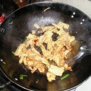 家常腐竹肉片做法图解8)