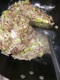 家常菜黄瓜炒金针菇做法图解6)