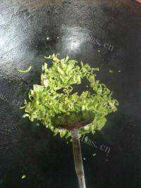 鲜香可口的虾皮辣椒煎鸡蛋做法图解4)